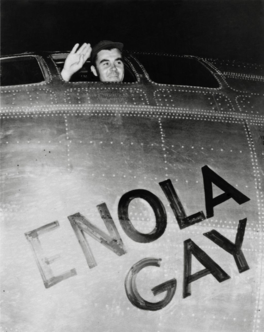 Il colonnello Paul Tibbets pronto a partire per la prima missione di bombardamento atomico&nbsp;