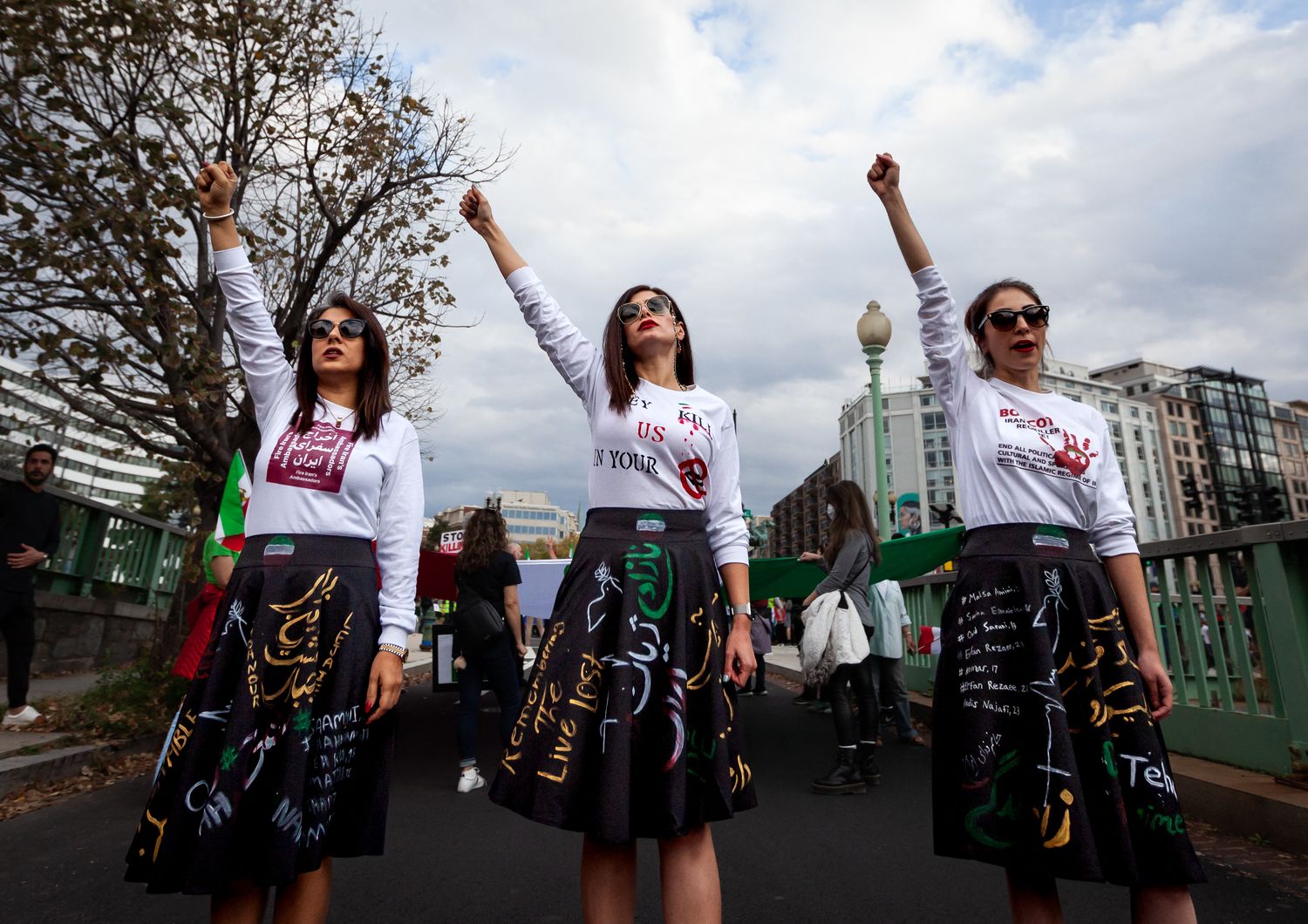 Una manifestazione contro il velo in Iran