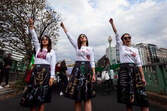 Una manifestazione contro il velo in Iran