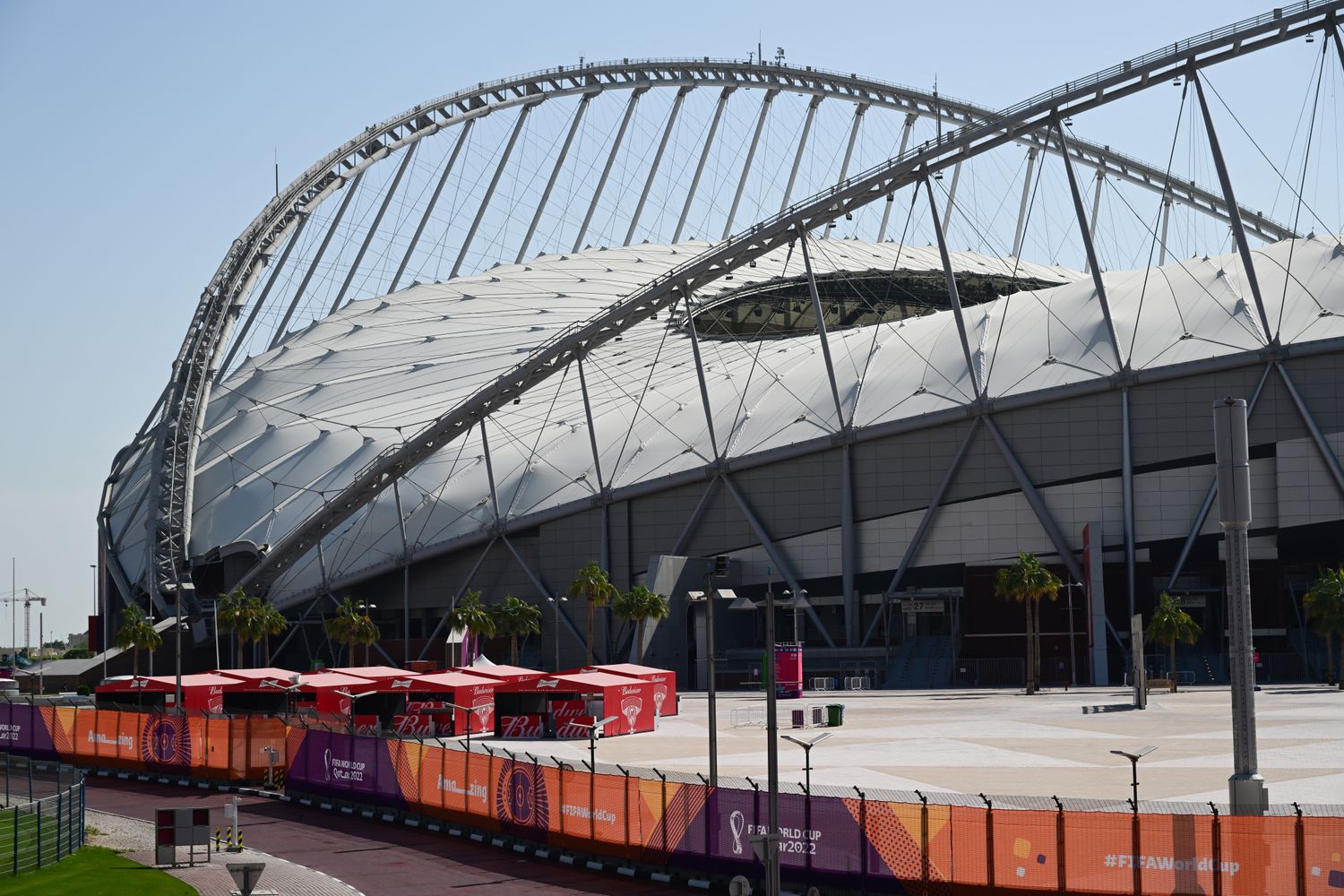 Gli stand della Budweiser davanti a uno stadio di Doha
