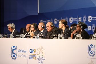 Il ministro degli Esteri egiziano Samih Shukri tiene un discorso al vertice delle Nazioni Unite sul clima COP27&nbsp;