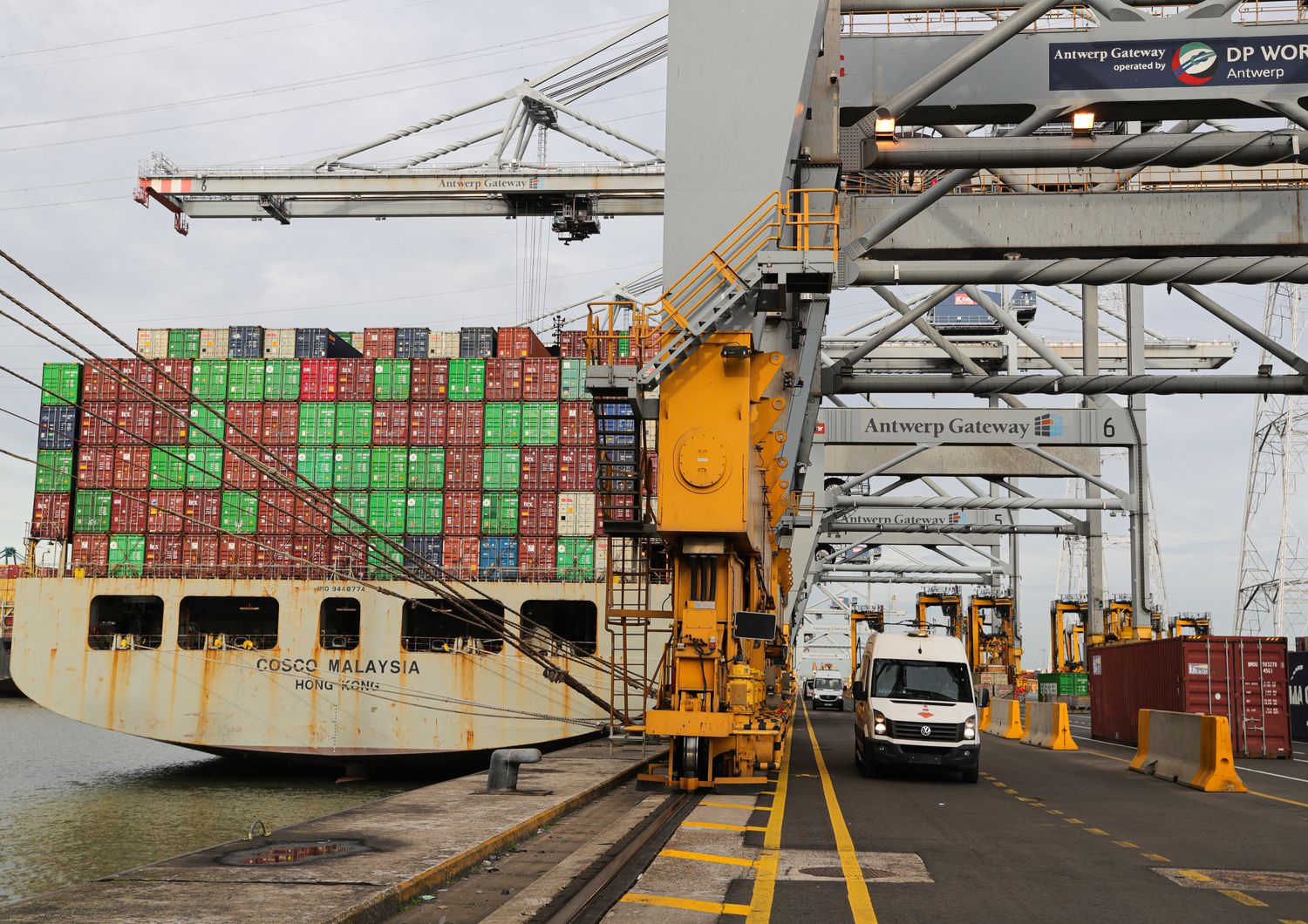 Una nave da carico attracca a un molo per container&nbsp;