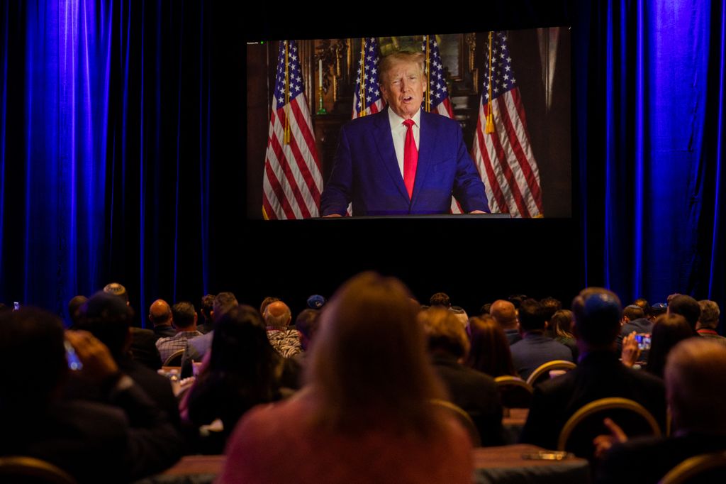 Trump interviene alla Republican Jewish Coalition.