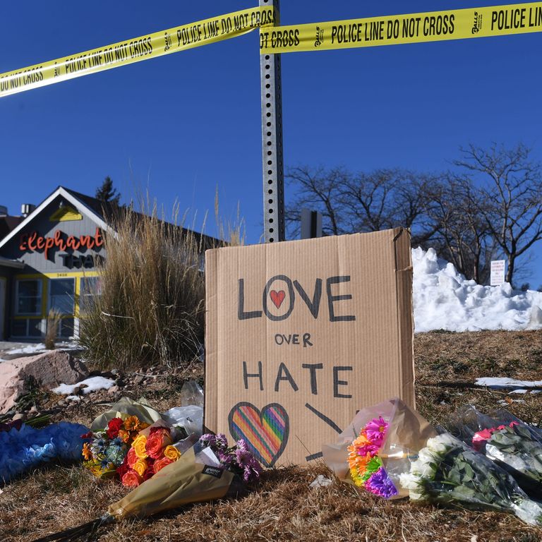 Mazzi di fiori vicino al night club della strage in Colorado