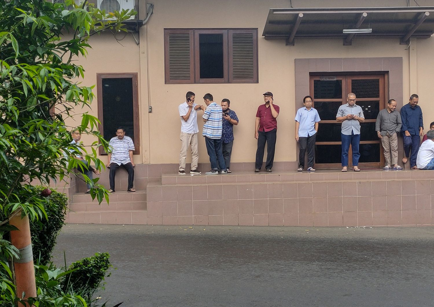 Impiegati pubblici a Bogor fuori dall'ufficio dopo la forte scossa