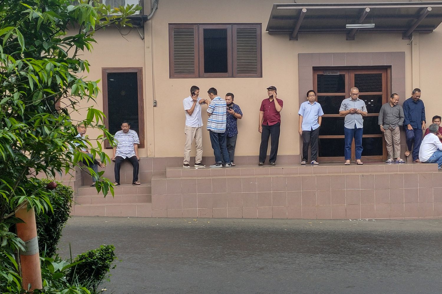 Impiegati pubblici a Bogor fuori dall'ufficio dopo la forte scossa