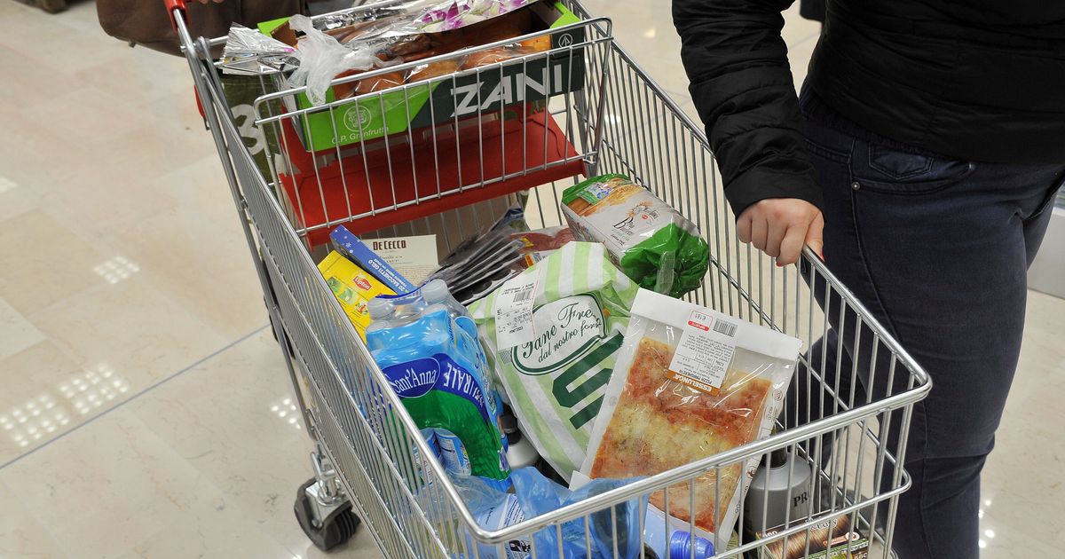 Ruba la spesa perchè senza soldi. Paga la Polizia