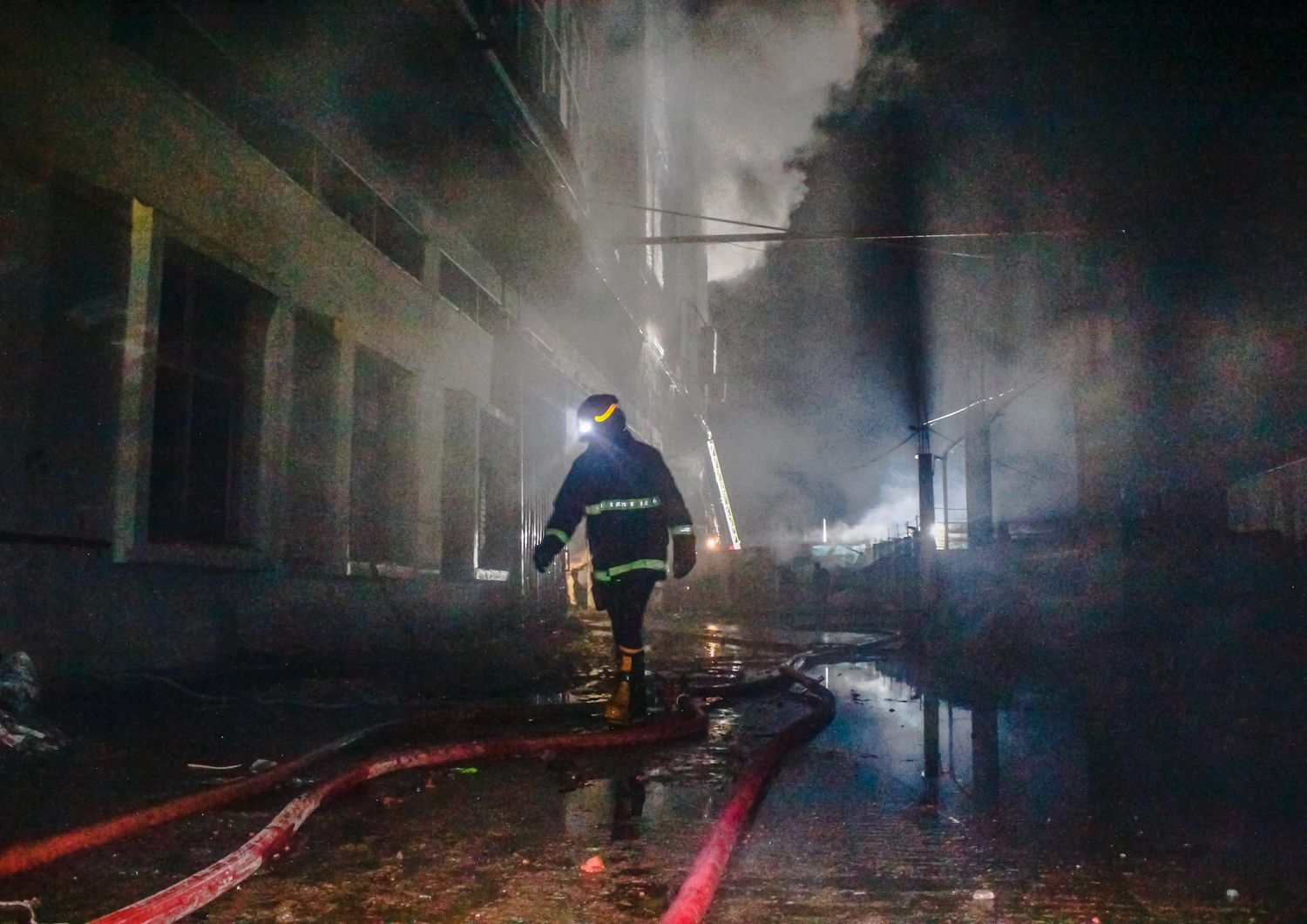 cina incendio fabbrica morti dispersi