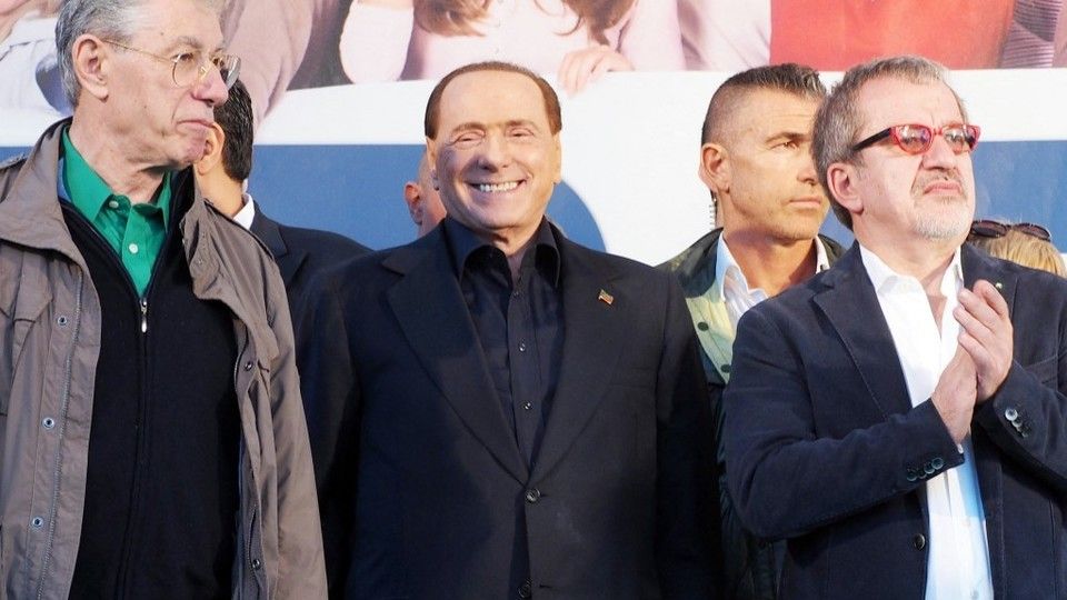 il segretario generale della Lega Nord, Roberto Maroni sul palco con Umberto Bossi e Silvio Berlusconi durante una manifestazione nel novembre 2015 a Bologna