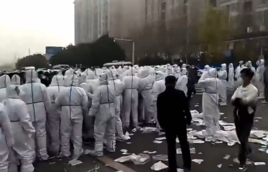 Gli scontri fuori dallo stabilimento della Foxconn a Zhengzhou