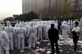 Gli scontri fuori dallo stabilimento della Foxconn a Zhengzhou