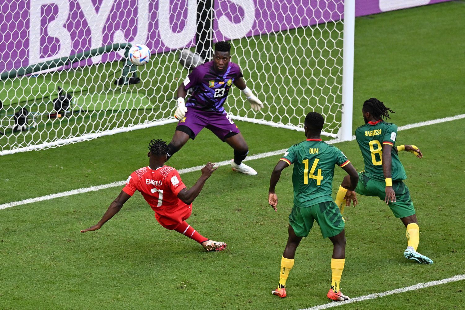 Embolo segna il gol della Svizzera contro il Camerun ai mondiali in Qatar