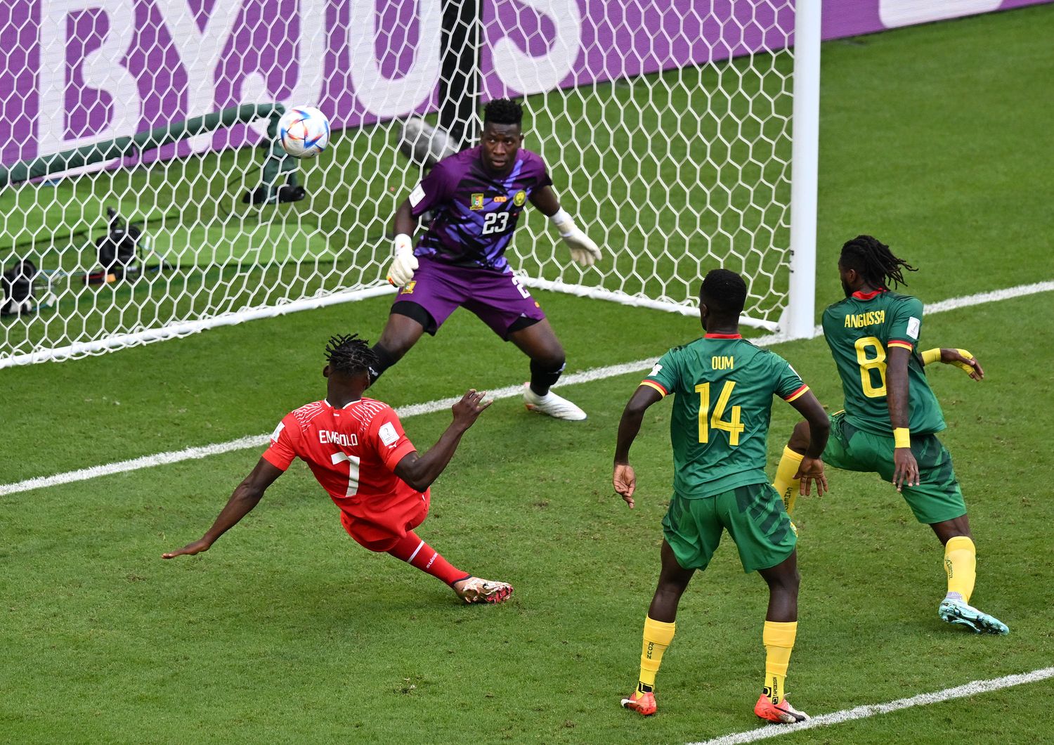 Embolo segna il gol della Svizzera contro il Camerun ai mondiali in Qatar