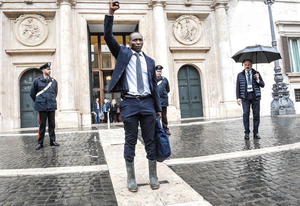 Aboubakar Soumahoro con gli stivali sporchi di fango&nbsp;