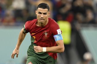 Cristiano&nbsp; Ronaldo batte il rigore che ha dato l'1-0 al Portogallo