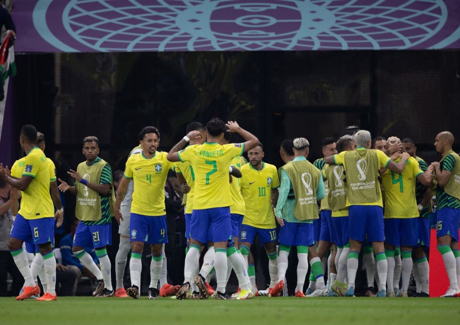 I giocatori brasiliani celebrano il loro gol durante una partita contro la Serbia