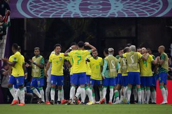 I giocatori brasiliani celebrano il loro gol durante una partita contro la Serbia