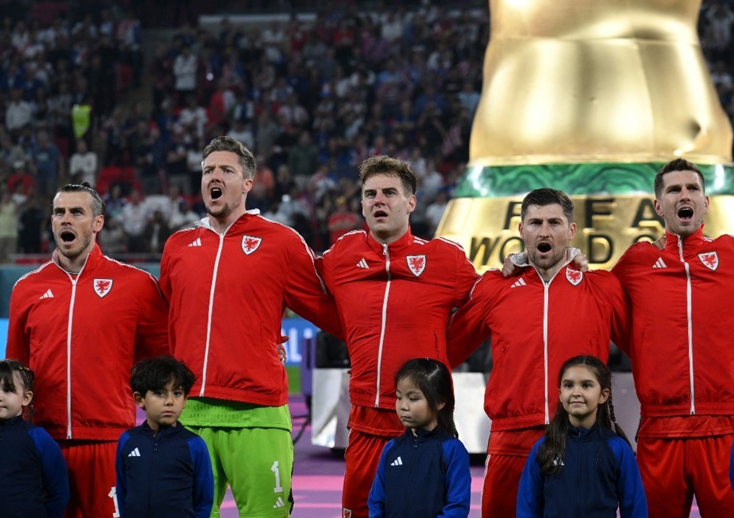 I giocatori gallesi cantano l'inno prima della partita con l'Iran
