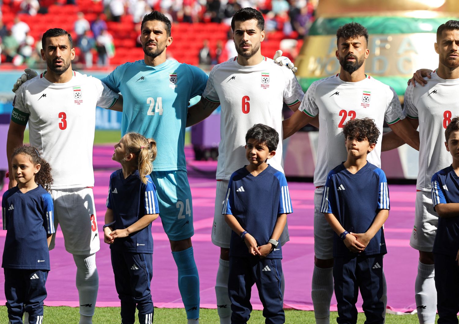 I giocatori iraniani cantano l'inno prima della partita contro il Galles