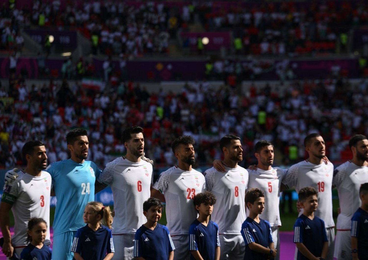I calciatori iraniani cantano l'inno nazionale prima della partita con il Galles