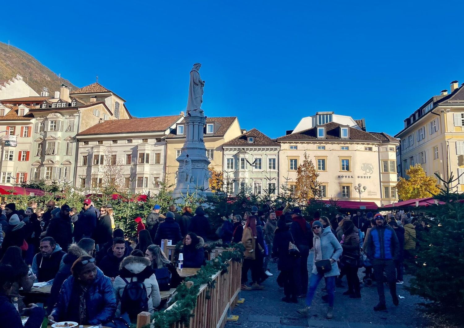 Folla al mercatino di Natale di Bolzano