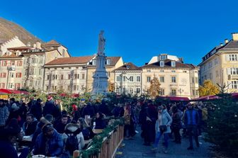Folla al mercatino di Natale di Bolzano
