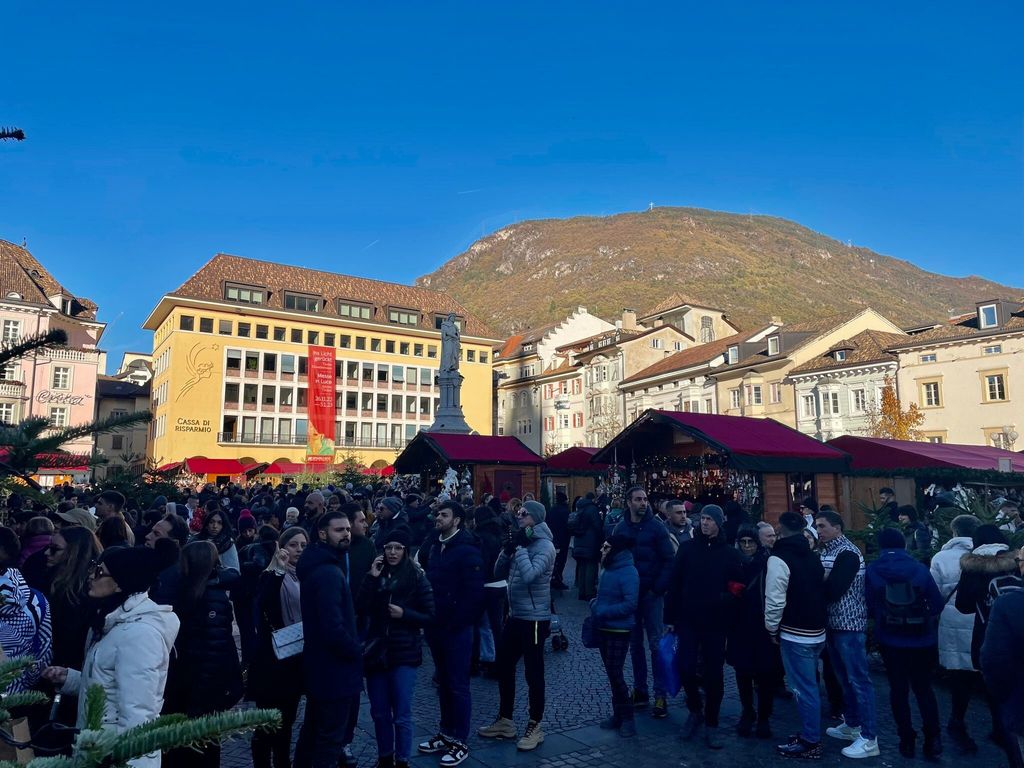 Folla al mercatino di Natale di Bolzano