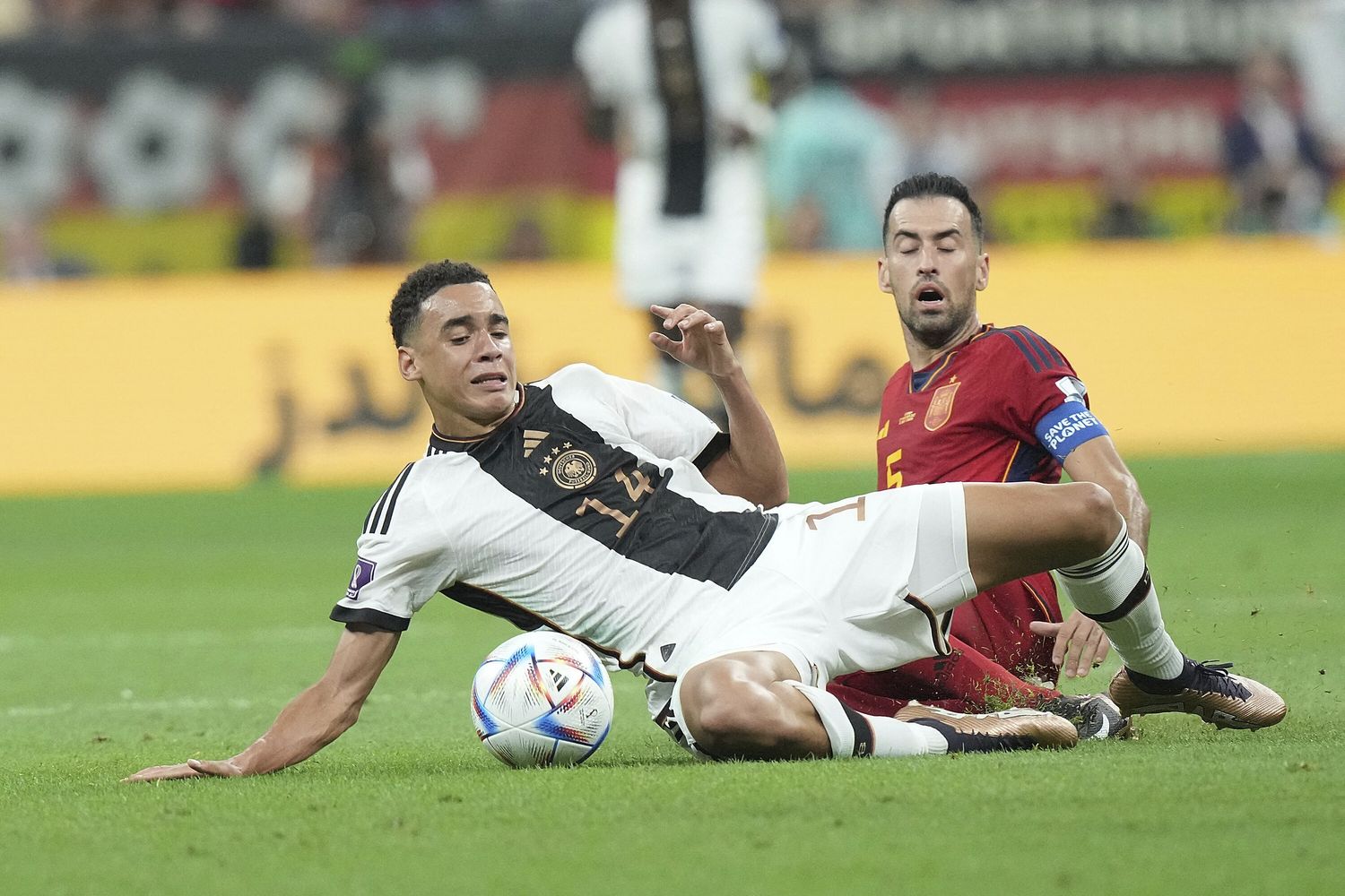 Jamal Musiala e lo spagnolo Sergio Busquets