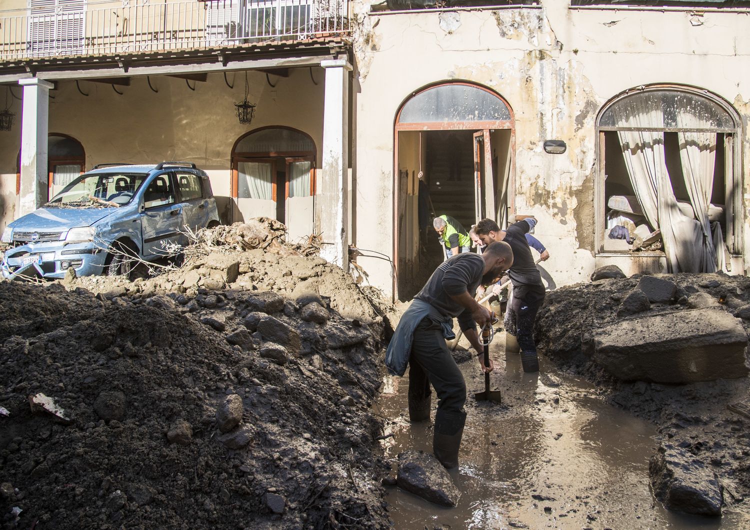 A Casamicciola si scava per liberare le strade e le case dal fango