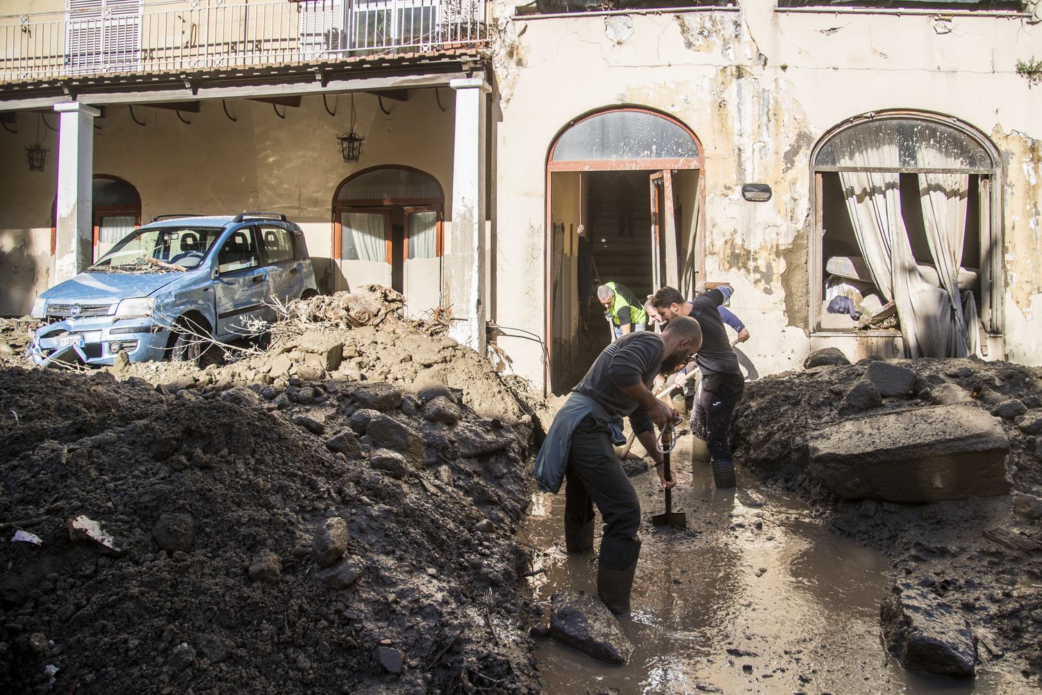 A Casamicciola si scava per liberare le strade e le case dal fango