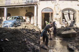 A Casamicciola si scava per liberare le strade e le case dal fango