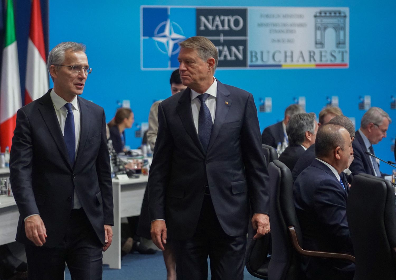 Il secretary general della Nato Jens Stoltenberg e il presidente romeno Klaus Iohannis&nbsp;