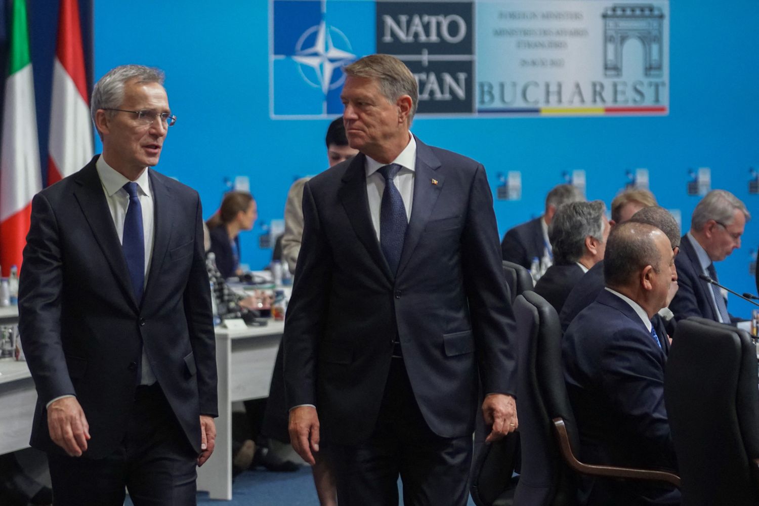 Il secretary general della Nato Jens Stoltenberg e il presidente romeno Klaus Iohannis&nbsp;