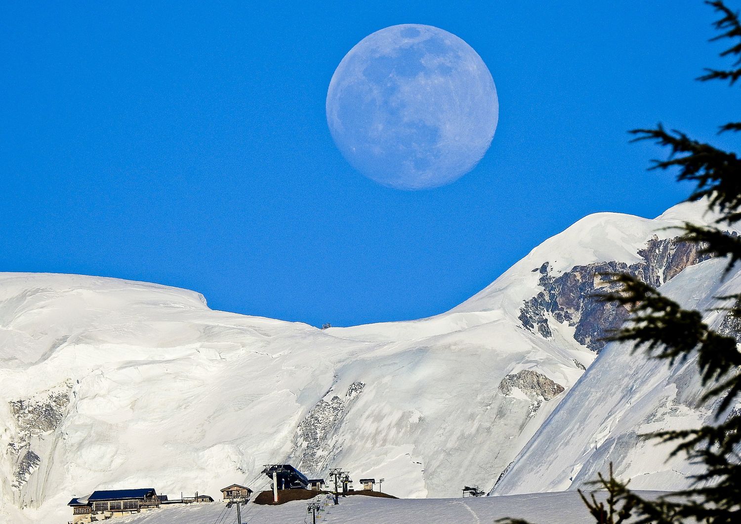 La luna sulle Alpi innevate