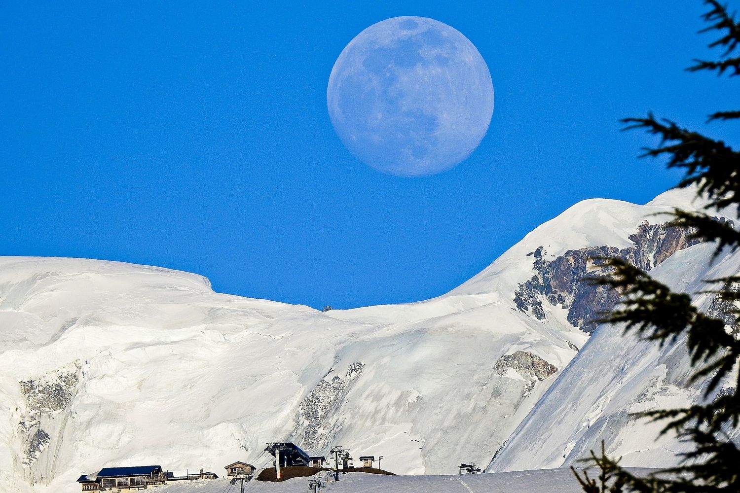 La luna sulle Alpi innevate