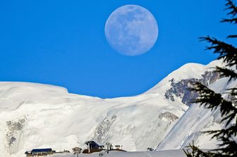 La luna sulle Alpi innevate