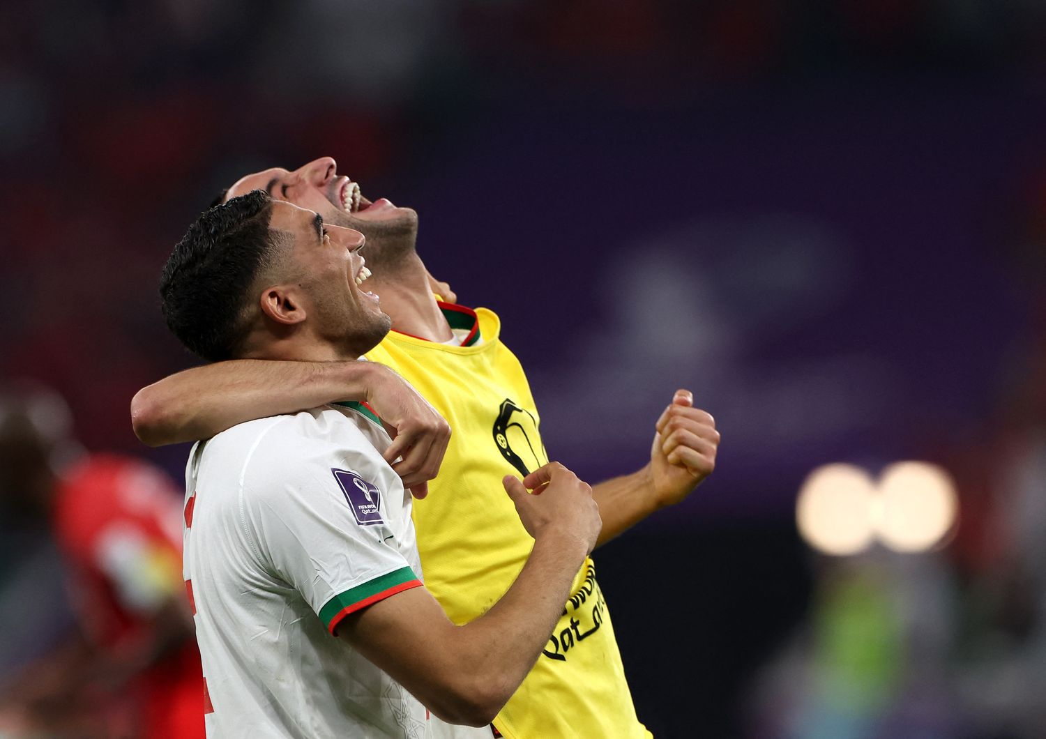 Giovatori del Marocco esultano dopo la qualificazione agli ottavi del mondiale in Qatar