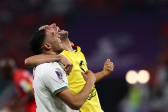 Giovatori del Marocco esultano dopo la qualificazione agli ottavi del mondiale in Qatar
