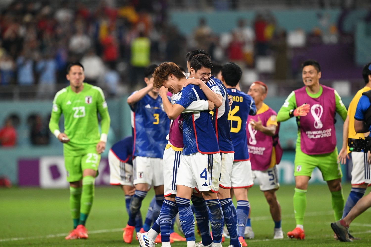 Il Giappone festeggia dopo la vittoria con la Spagna