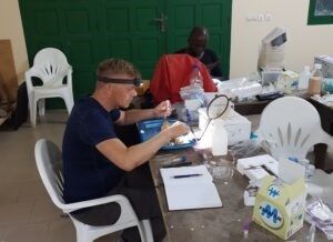 Il professor Michael Poulsen rimuove le termiti dai campioni di giardini di funghi con lo studente di dottorato locale Simon Silue sullo sfondo&nbsp;