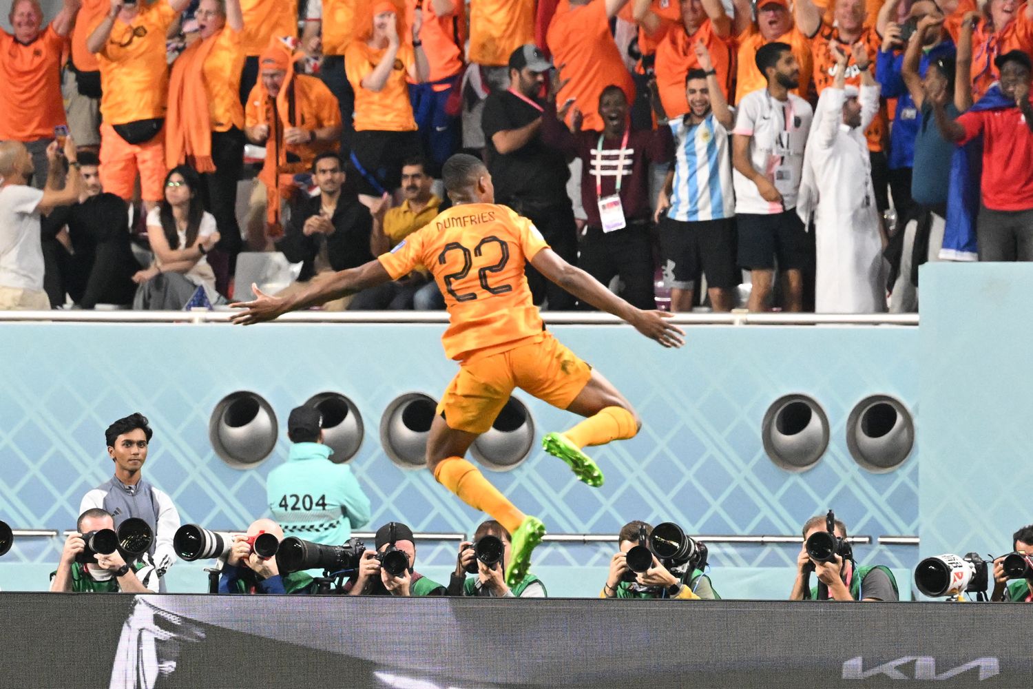 Dumfries esulta dopo il gol