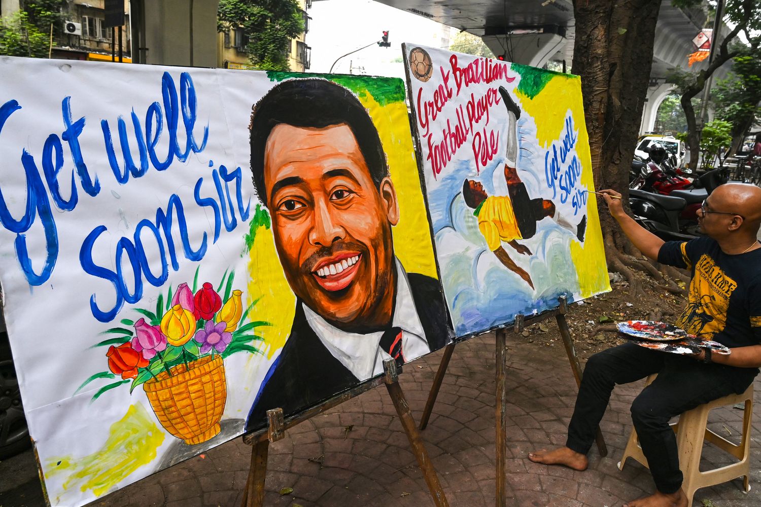 Un artista indiano dipinge un quadro dedicato a Pel&eacute;