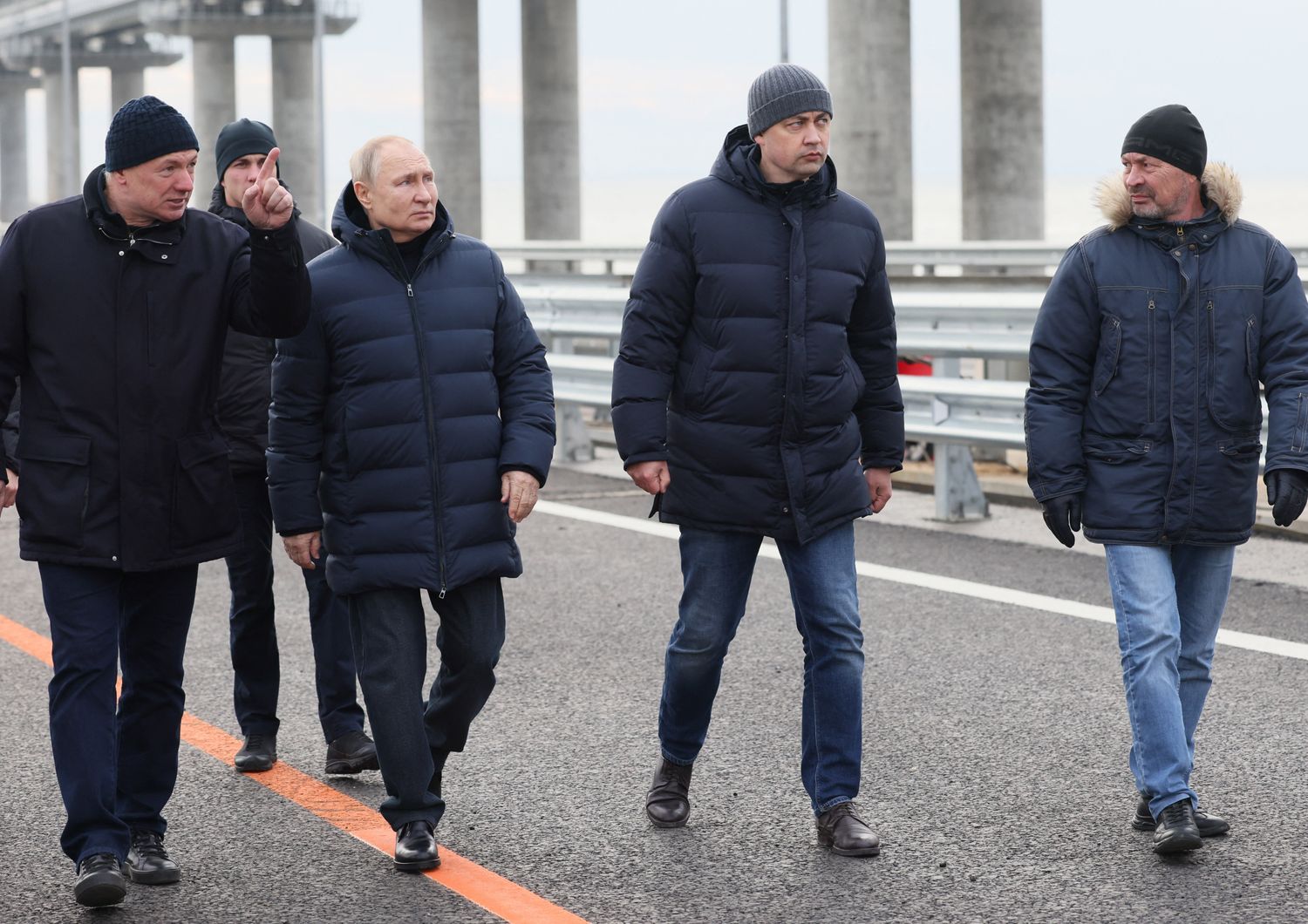 Vladimir Putin passeggia sul punto della Crimea