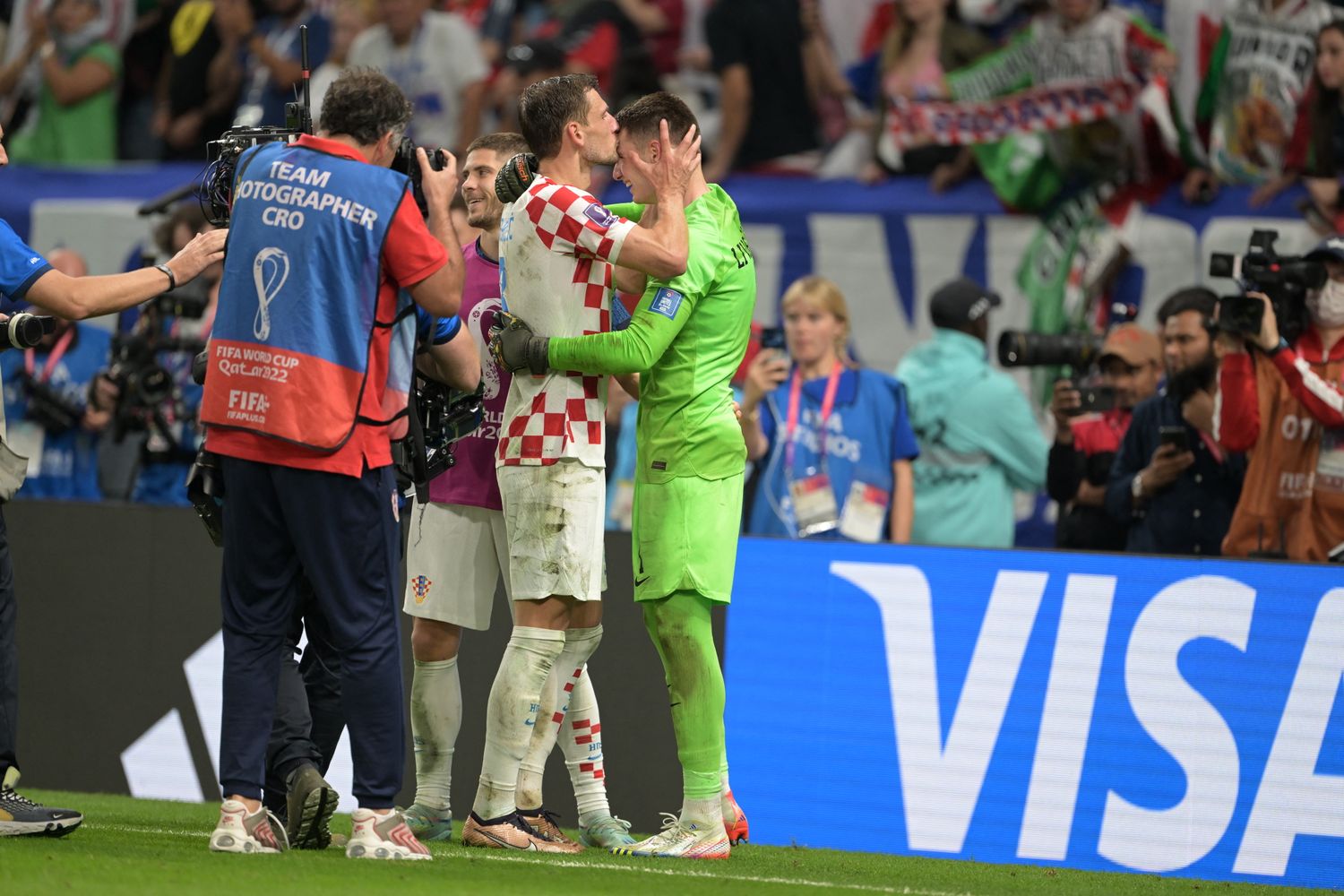 Il portiere della Croazia festeggiato dopo la vittoria ai rigori contro il Giappone