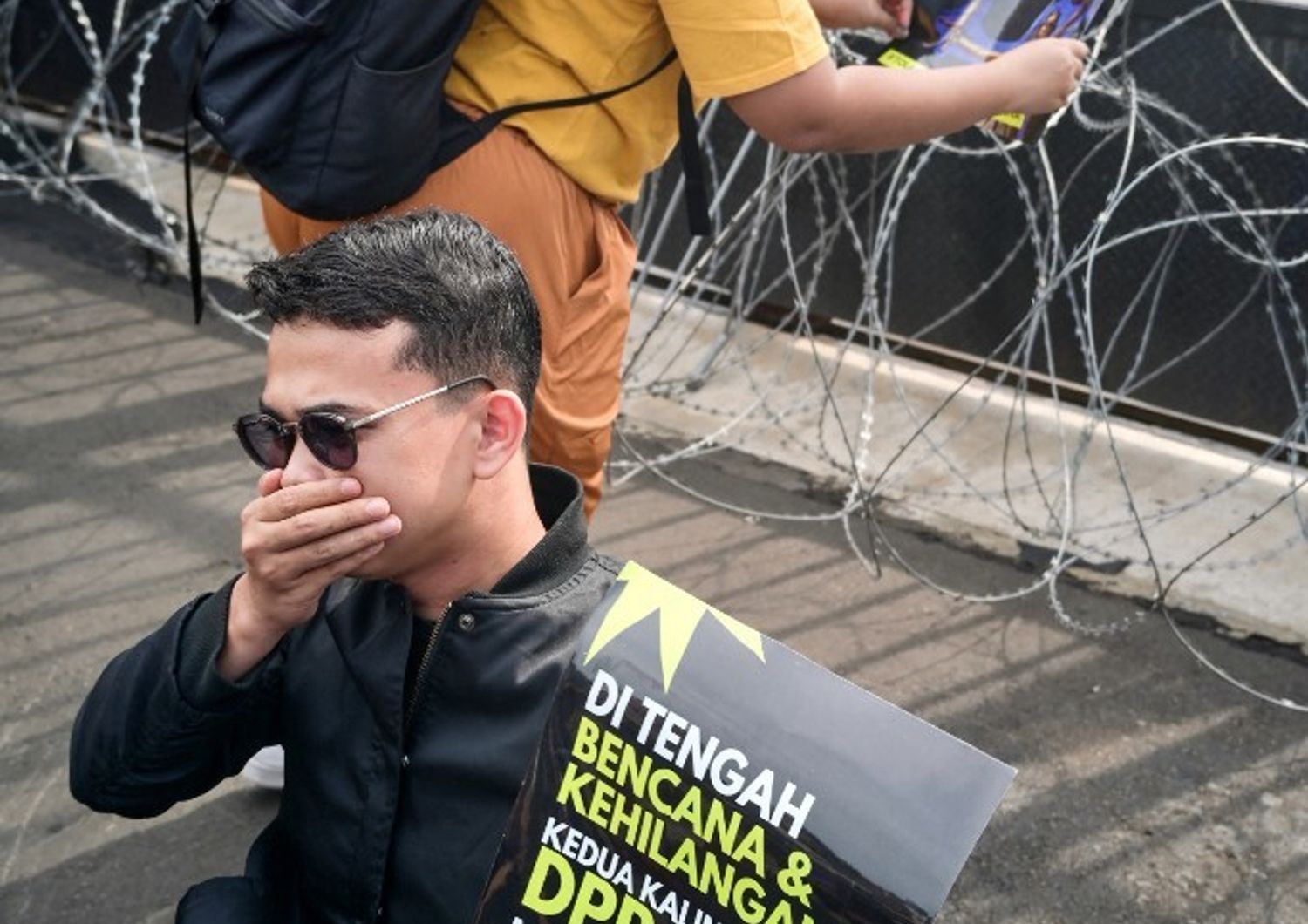 Attivisti manifestano dinanzi alla sede del Parlamento contro il nuovo codice penale