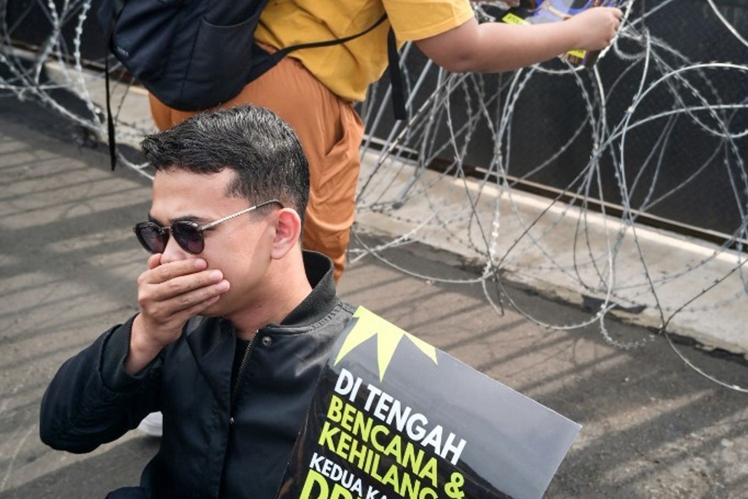 Attivisti manifestano dinanzi alla sede del Parlamento contro il nuovo codice penale