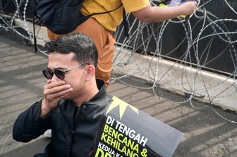 Attivisti manifestano dinanzi alla sede del Parlamento contro il nuovo codice penale