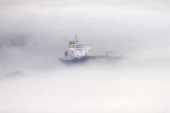 Una petroliera nella nebbia