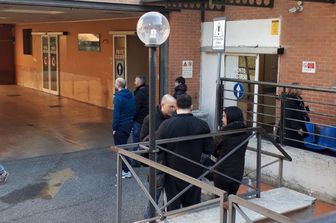 Parenti in attesa fuori dall'ospedale San Camillo di Roma&nbsp;