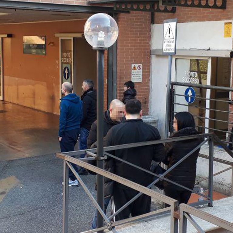 Parenti in attesa fuori dall'ospedale San Camillo di Roma&nbsp;